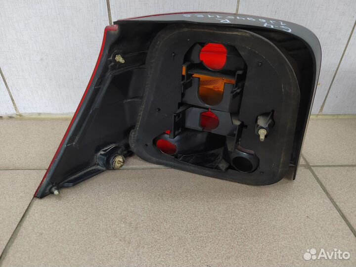 Фонарь задний R Volkswagen Golf 4 1J6945112S