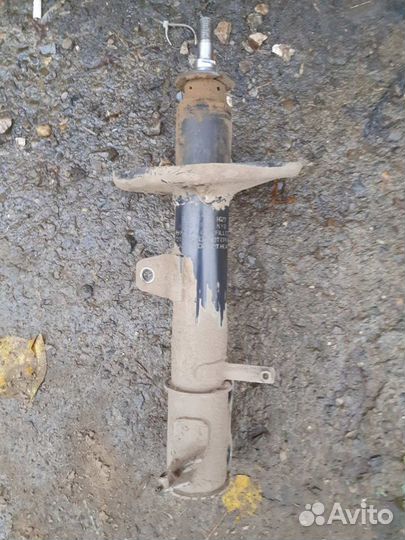 Стойки амортизатора задняя правая левая на Lexus