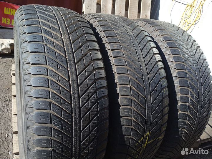 Goodyear Vector 4Seasons 235/65 R17