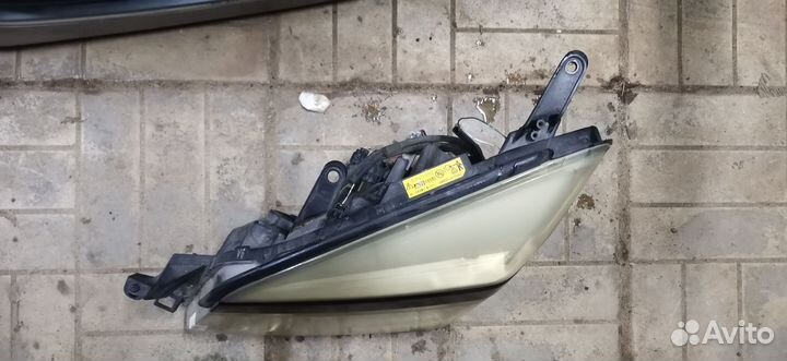 Фара левая Toyota Voxy AZR60G