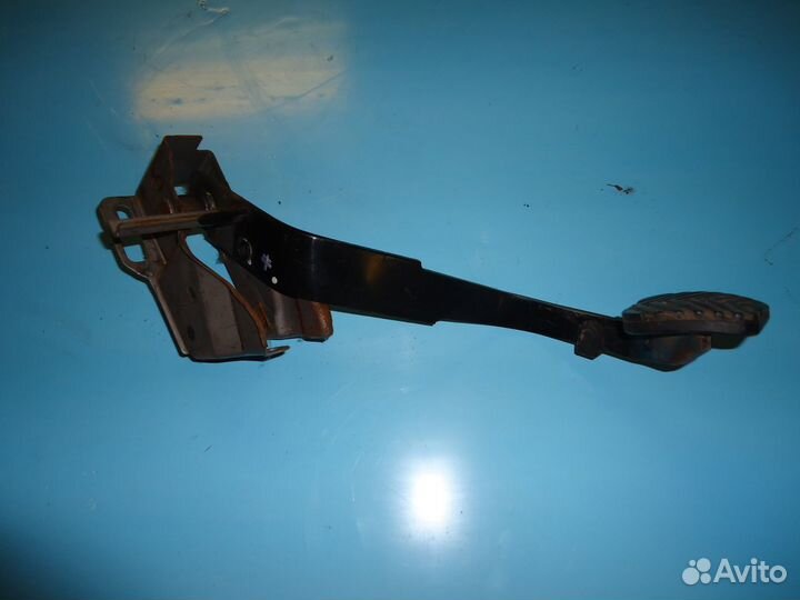 Педаль сцепления Mitsubishi Outlander 1