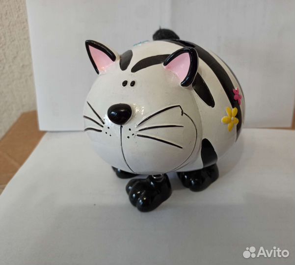 Статуэтки фигурки, кружка, стаканы. Копилки. Кошки