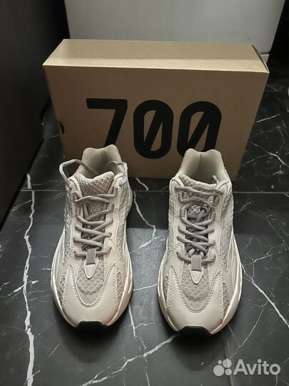 Yeezy boost 700 v2