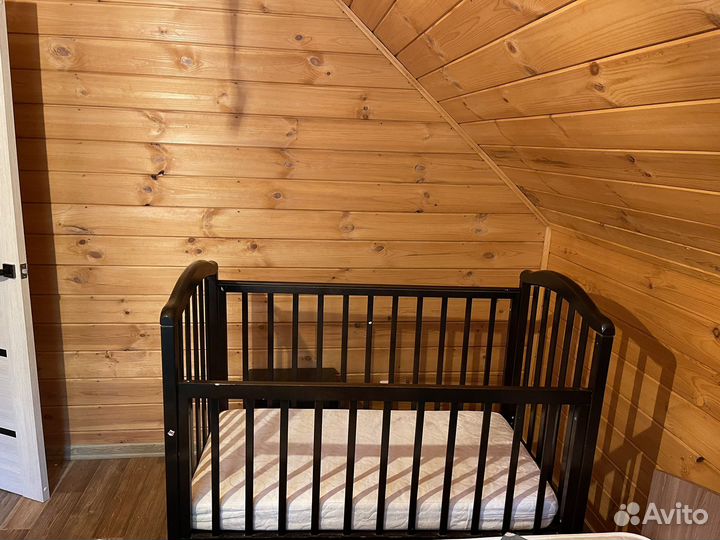 Кроватка детская с маятником