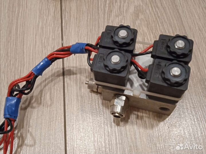 Ресивер пневмоподвески и мощный звуковым сигналом