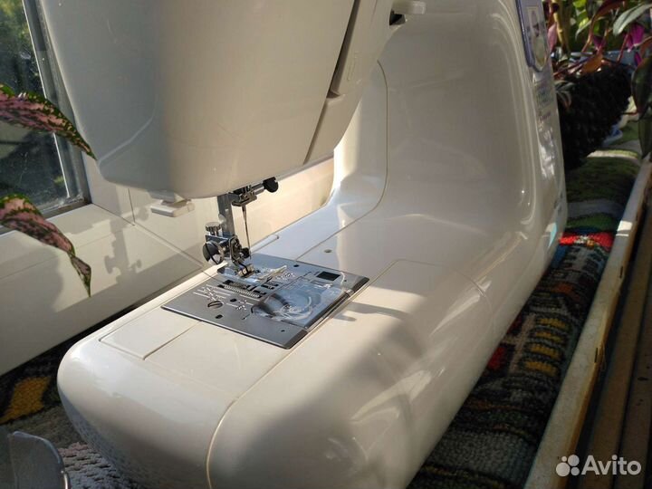 Швейная машина Janome Fameli Gold line 7018