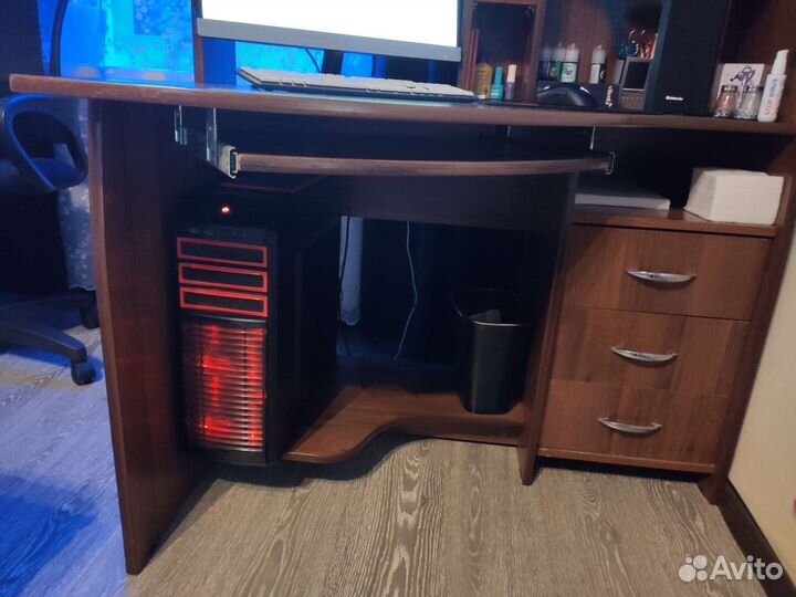 Компьютерный стол