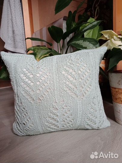 Декоративные подушки и вязанные пледы