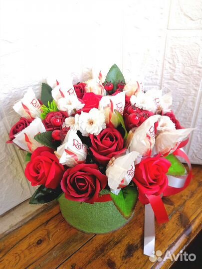 Букеты комплименты мыльных роз с конфетами