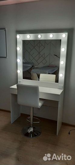 Стол туалетный, гримёрный