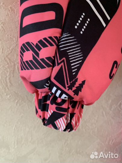 Зимнее пальто с варежками и школьным рюкзаком