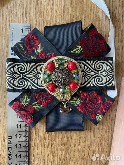 Брошь в стиле а-ля рус (A la russe)