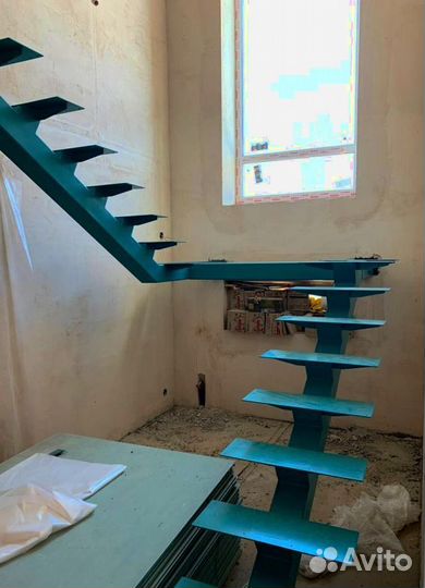 Лестница на металлокаркасе открытого типа