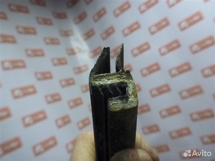 Уплотнительная резинка стекла передняя левая Ford