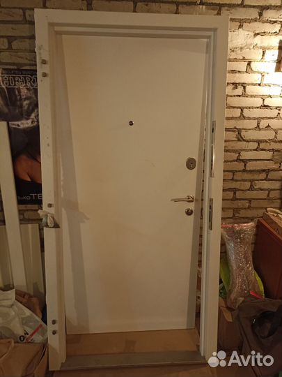 Дверь входная металлическая от застройщика