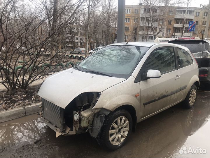 Ford Fiesta 1.6 МТ, 2007, битый, 150 000 км