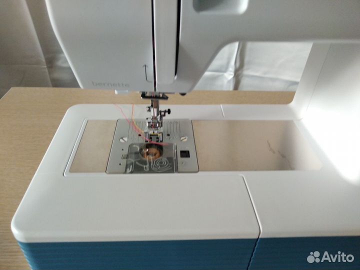 Швейная машина Bernette b05 Academy