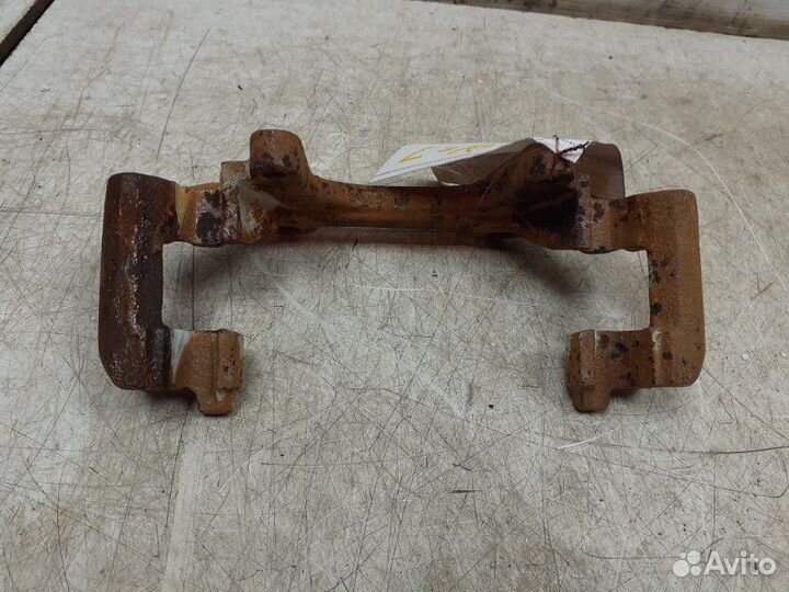 Скоба суппорта переднего Audi A4 B5 1994-2001