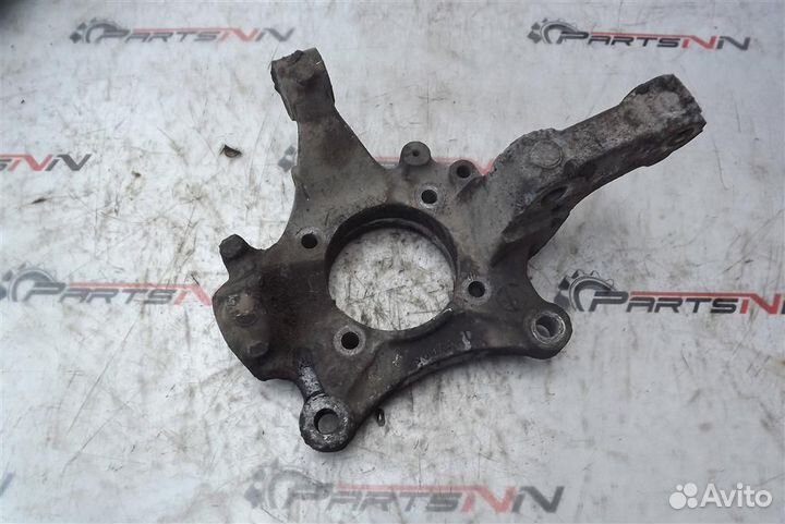 Кулак передний левый Додж Караван Крайслер Вояджер