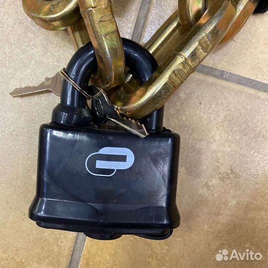 Толстая противоугонная цепь с замком