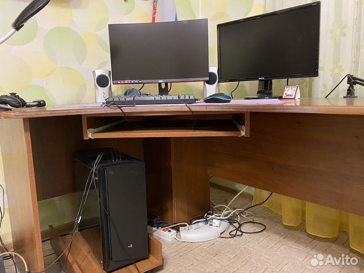 Продам письменный стол с полкой