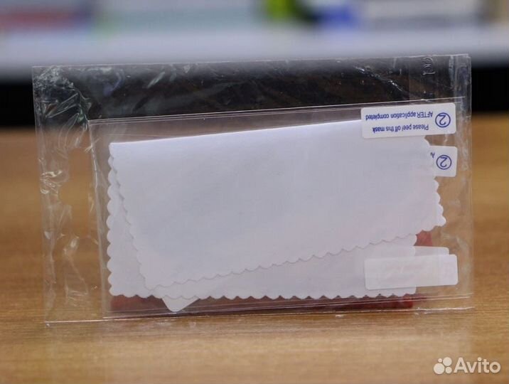 2 защитные пленки, салфетка, аппликатор PS Vita