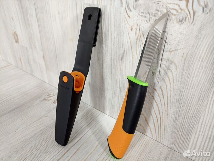 Нож для тяжелых работ с точилкой Fiskars 1023619