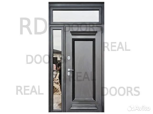 Высокая металлическая дверь с фрамугой и стеклом