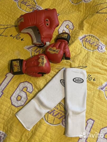 Перчатки и шлем для тхэквондо