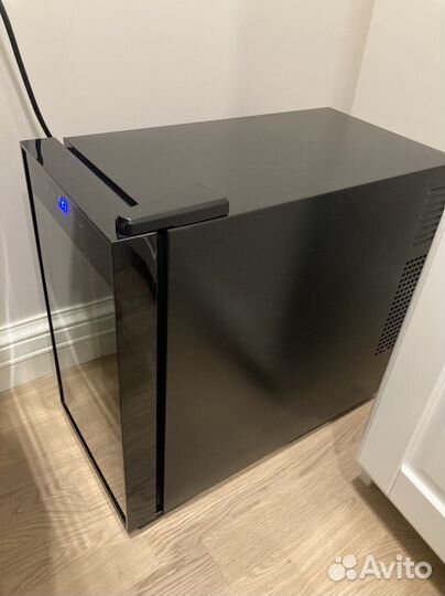 Хьюмидор-холодильник Howard Miller на 150 сигар