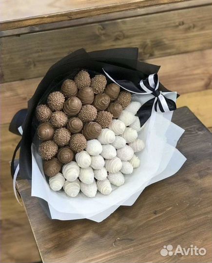 Клубника в шоколаде с цветами