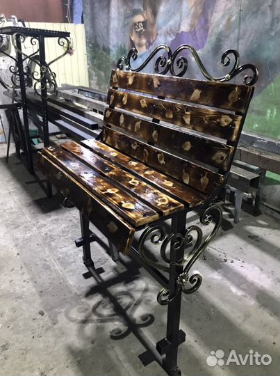 Столик и лавка