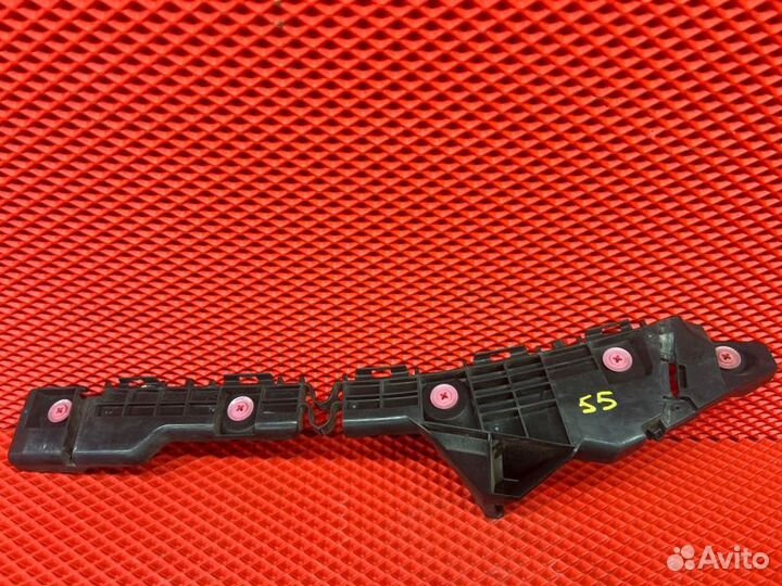 Крепление бампера заднее левое Toyota Noah ZWR80G