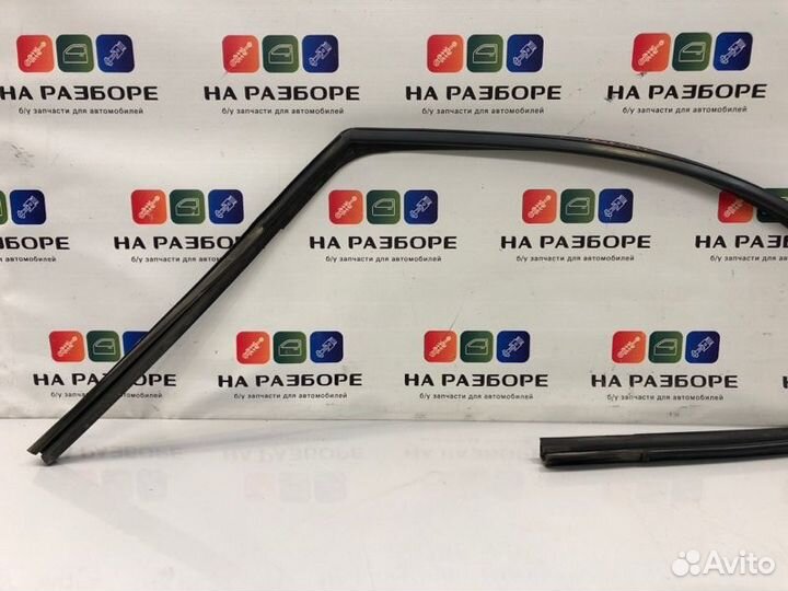 Уплотнительная резинка стекла двери передняя левая
