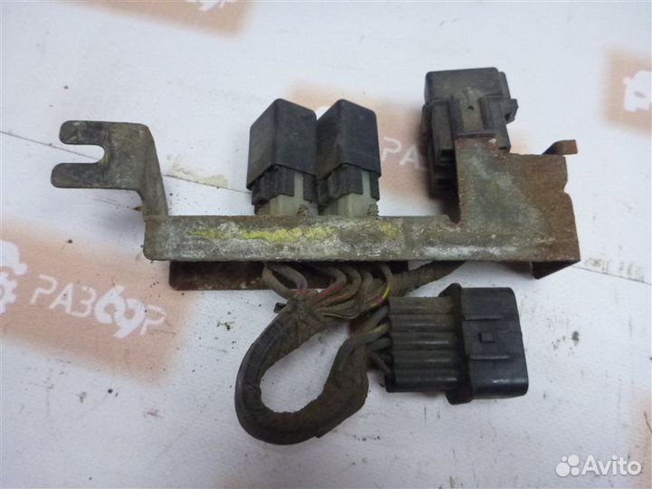 Блок реле Mitsubishi Montero Sport K90 6G72 2000