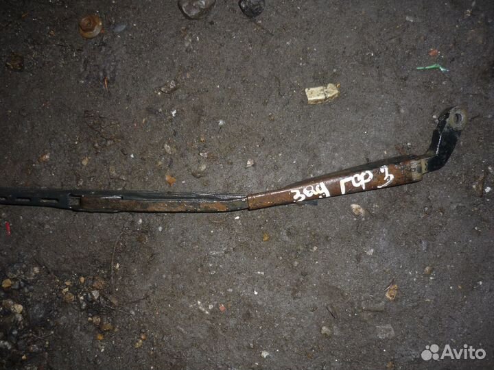Задний поводок дворника Фольцваген Гольф 3