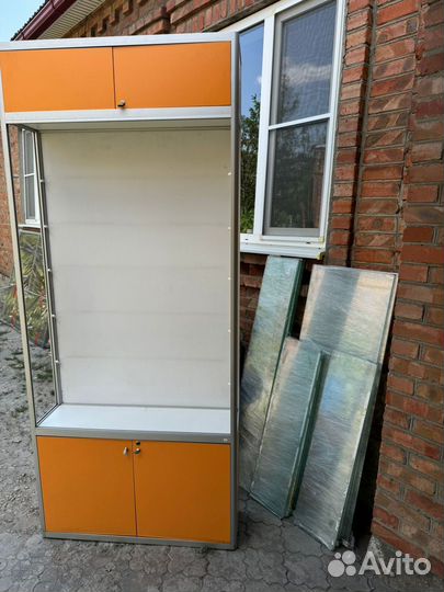 Витрины стеллажи с дверцами