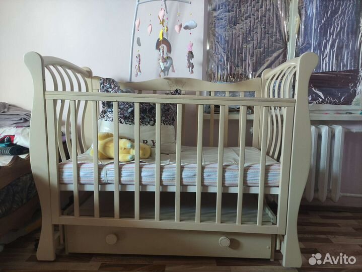 Детская кроватка с маятником и ящиком