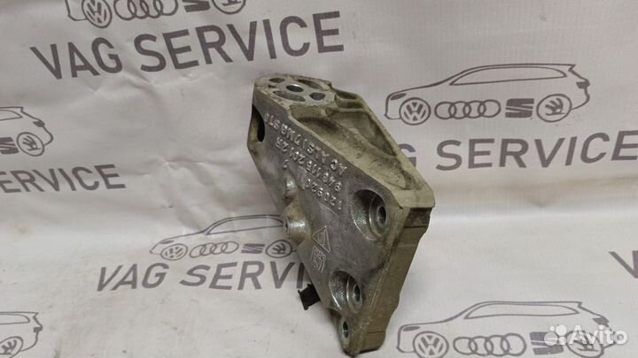 Кронштейн двигателя правый Porsche Cayenne