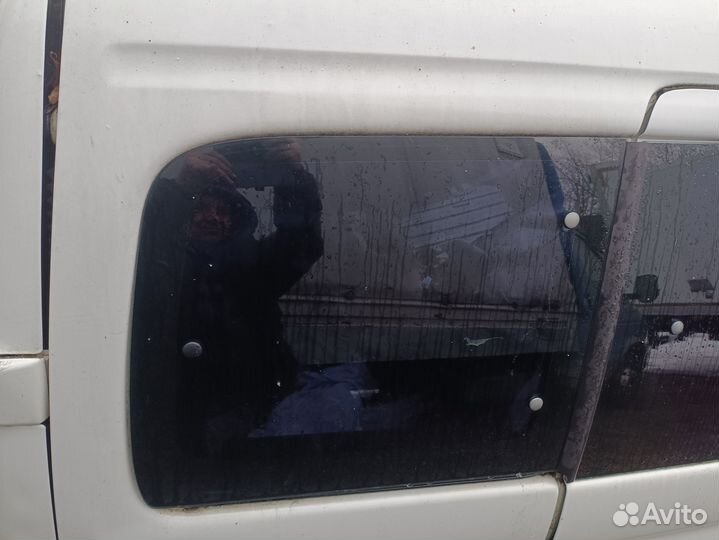 Заднее правое стекло Peugeot Partner