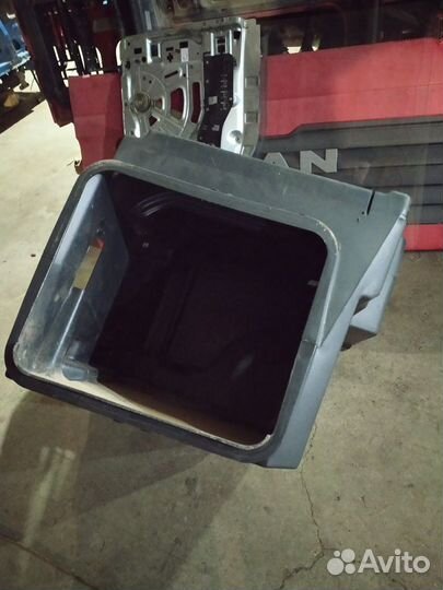 Бардачок левый внутренний MAN 81669126179