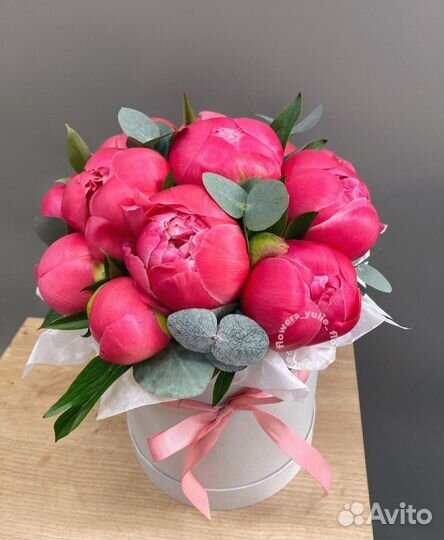 Пионы букеты из пионов эвкалипт коробка из пионов