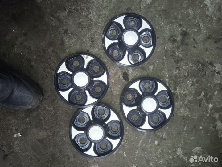 Решетка радиатора и колпаки колес