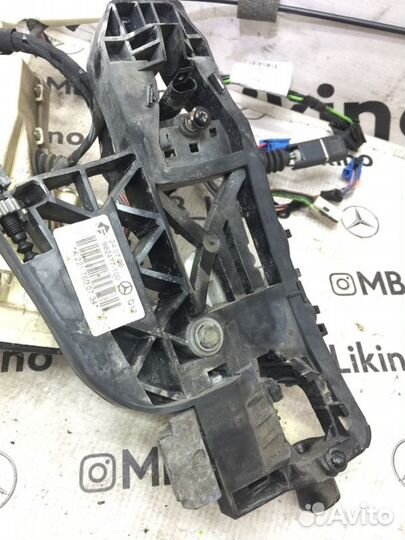 Замок двери задний левый Mercedes W221