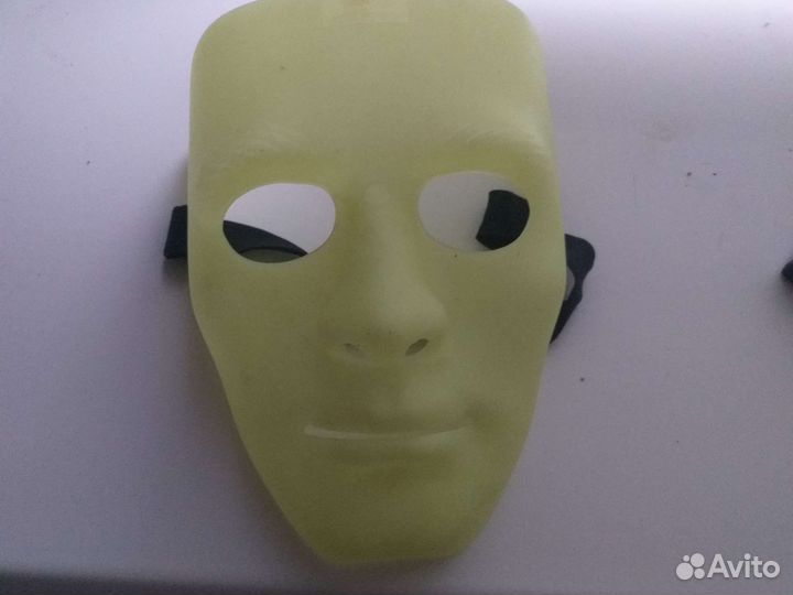 Маска светится в темноте