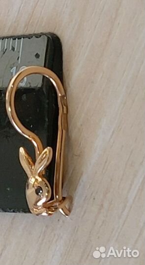 Одна золотая серьга