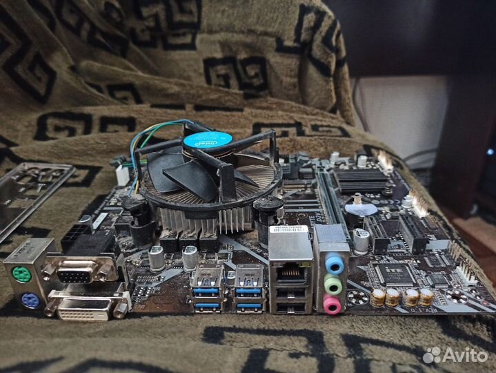 Материнская плата с процессором i3-8100 BOX