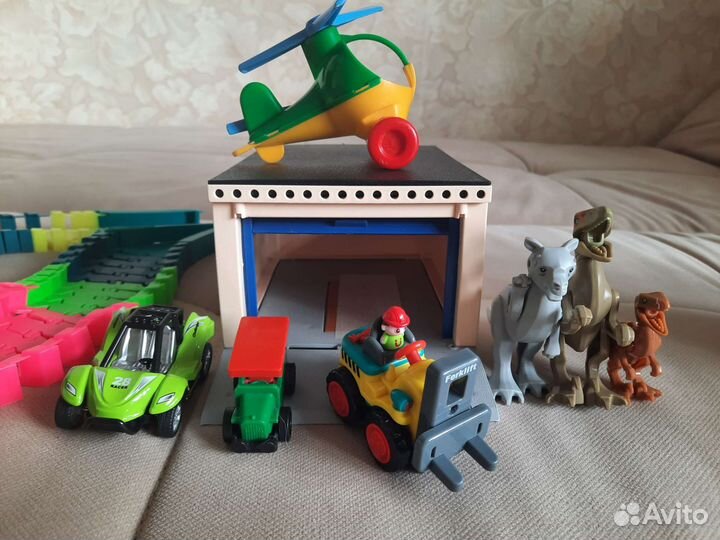 Гараж, машинки и маленькие динозаврики