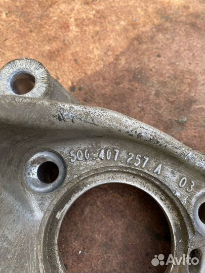 Кулак поворотный передний левый Skoda Octavia A7