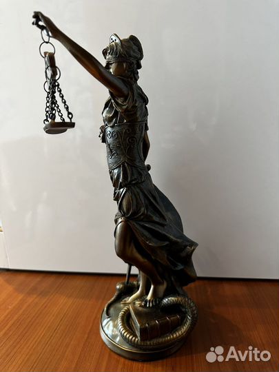 Статуэтка Фемида